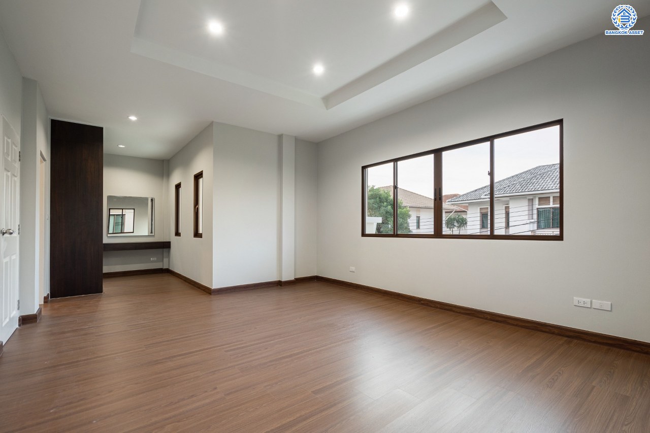 บ้านมือสองตกแต่งใหม่ ทำเลใจกลางเมือง โครงการ บุราสิริ งามวงศ์วาน-ประชาชื่น บ้านหลังใหญ่ เนื้อที่ 56.2 ตร.ว. ฟังก์ชัน 3 ห้องนอน 3 ห้องน้ำ 2 ที่จอดรถ พื้นที่ใช้สอย 183 ตร.ม. เชื่อมต่อถนนหลายสาย ใกล้เดอะมอลล์ งามวงศ์วาน และจุดขึ้นทางด่วนงามวงศ์วาน